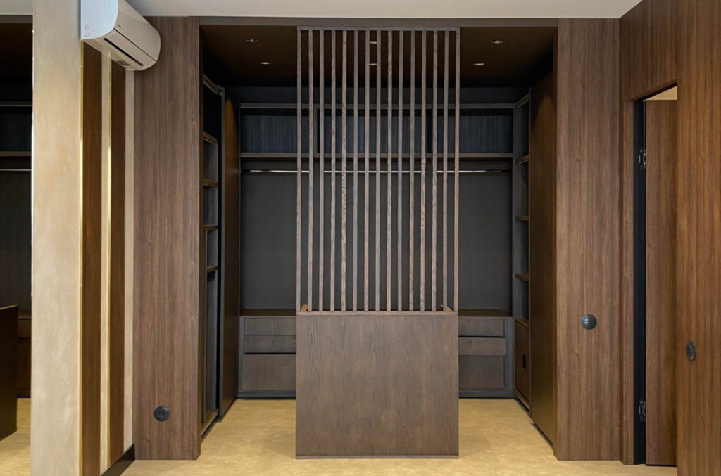 dizajn-bez-nazvaniya-4-1024x677 Встроенные гардеробные: как превратить хаос в гармонию пространства