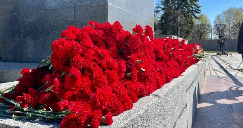 na-vozlozhenie-so-vsemi-menia-ne-pozvali-teper-vot-zhdu-na-piskariovskom-kladbishche-prokhodit-torzhestvenno-traurnaia-tseremoniia-news-1024x538 Цветы на День Победы