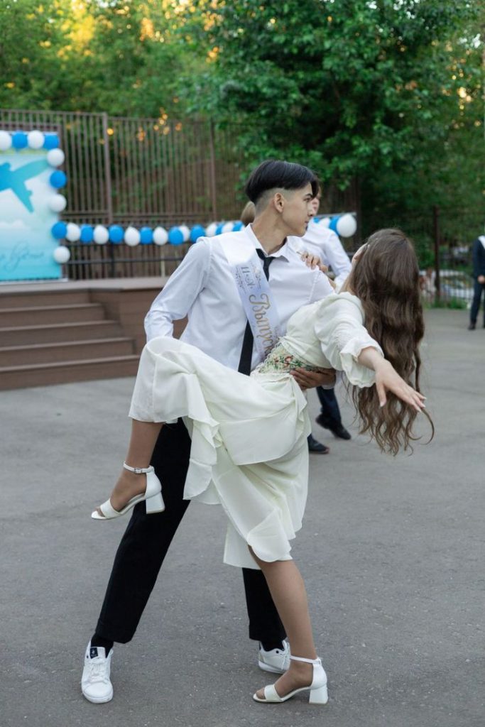 64b2a4cfc3f533fcaf851c7409a7cc03-683x1024 Последний звонок 2026 – история и традиции праздника выпускников