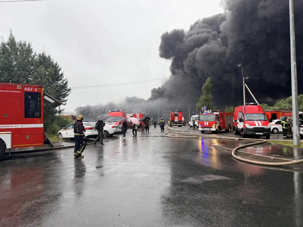 Пожарные локализовали возгорание склада в Петербурге на площади 82 тыс