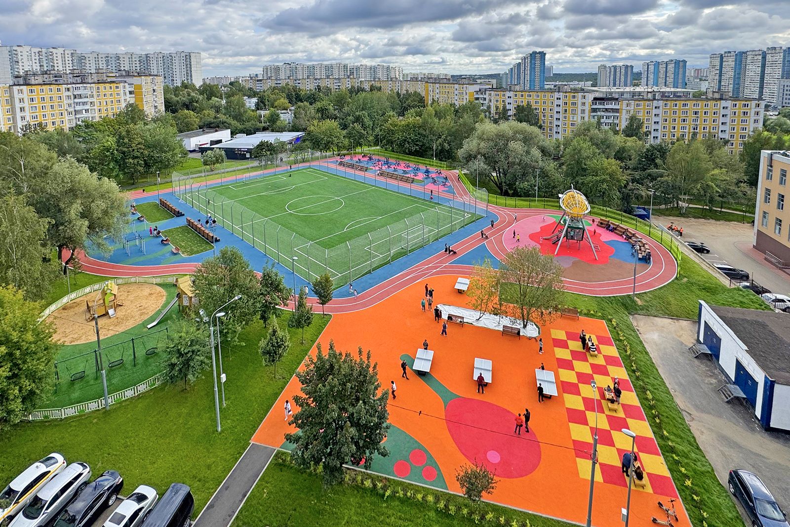 Благоустройство Москвы объединило игры, спорт и отдых во дворах