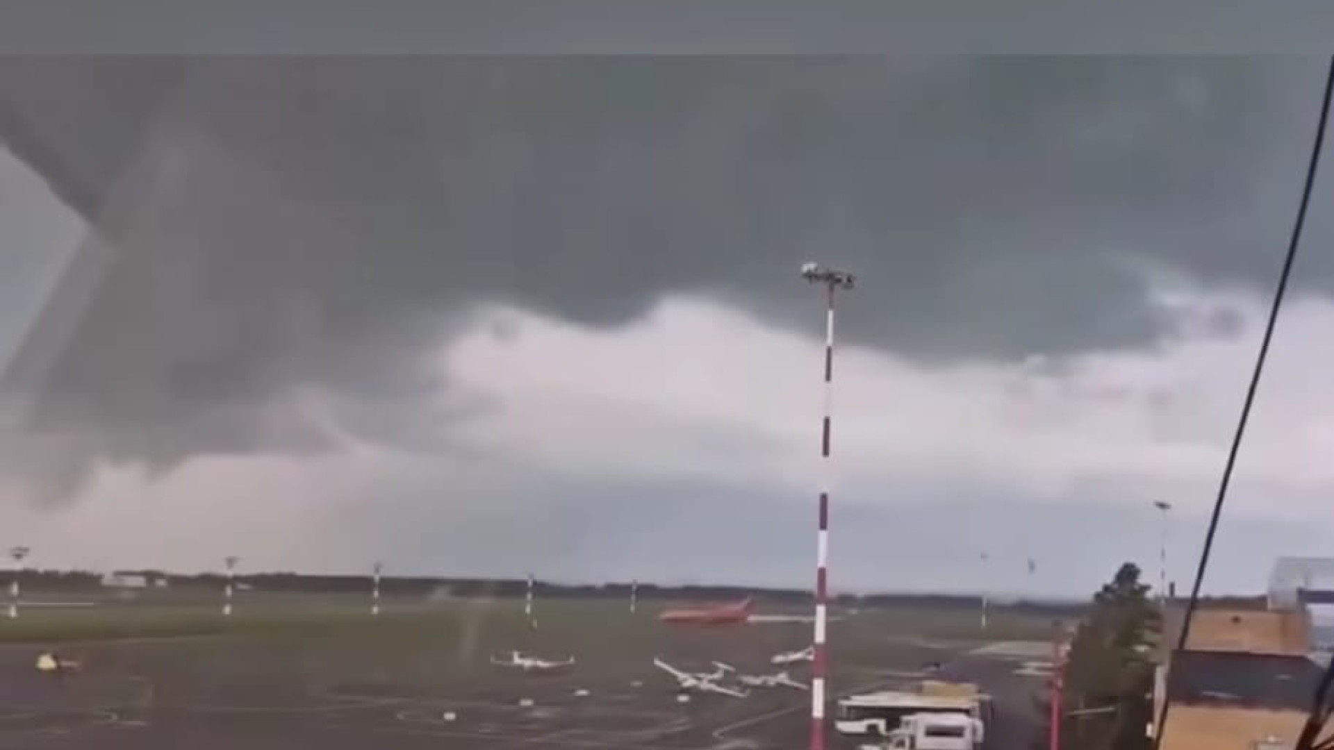 25 октября аэропорты Нижнекамска, Перми, Самары и Чебоксар ограничили полеты