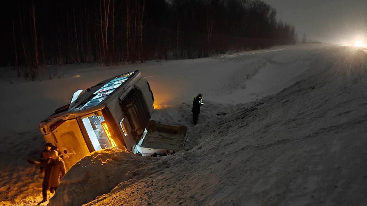Под Новосибирском автобус попал в кювет