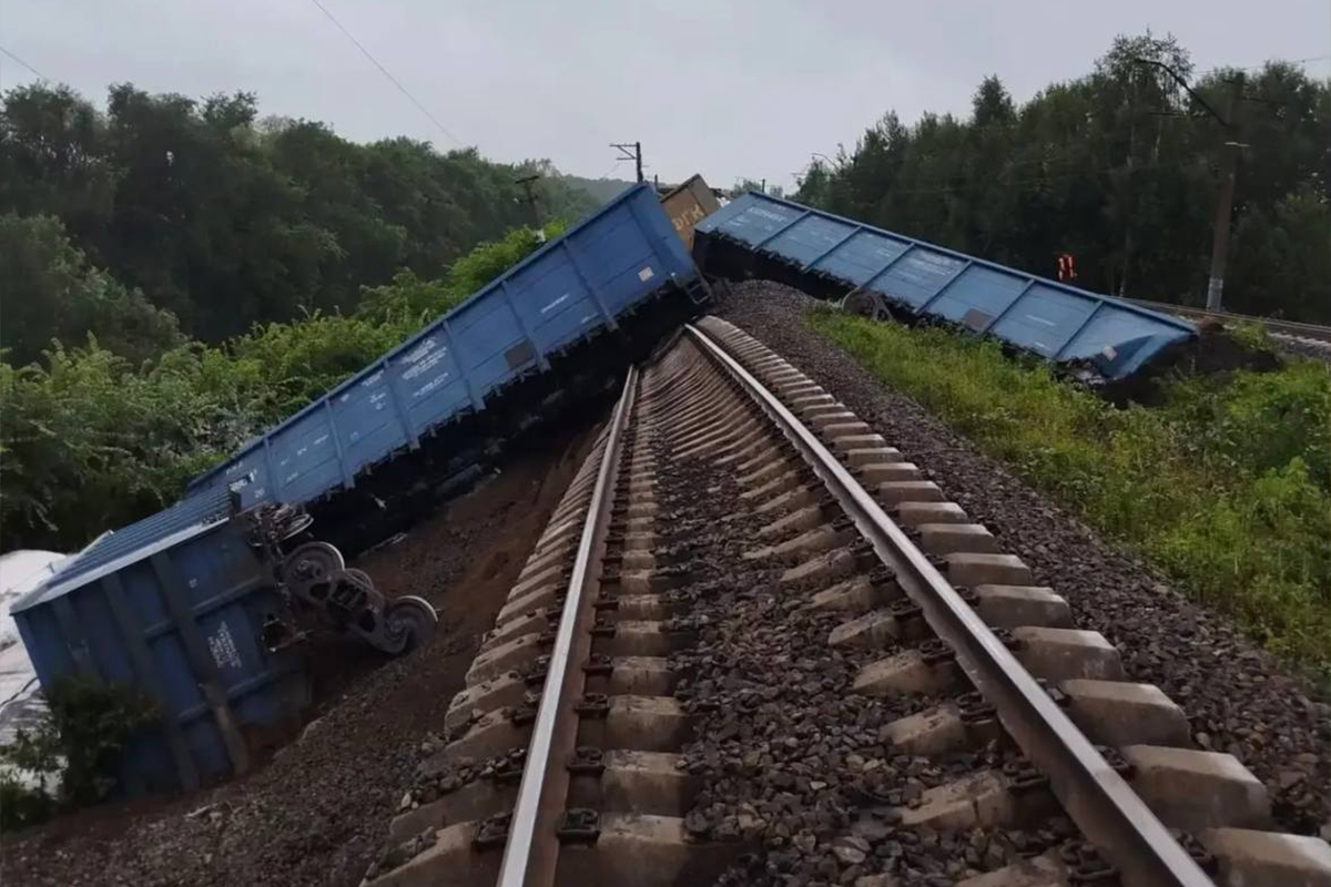 В Свердловской области сошли с рельсов и загорелись грузовые вагоны