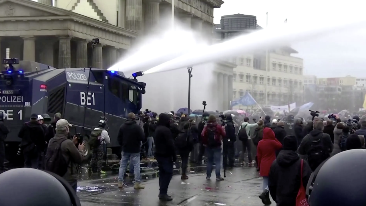 Полиция Германии останавливает протесты поколения Z
